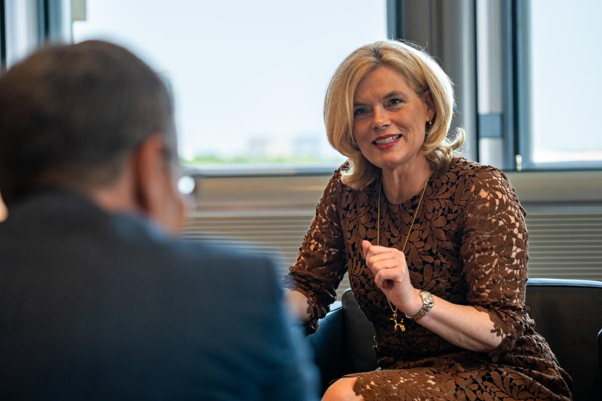 Klöckner, Julia Bundestagspräsidentin Julia Klöckner (im Bild), CDU/CSU, MdB, nimmt den Jahresbericht 2024 des Deutschen Ethikrates vom Vorsitzenden des Deutschen Ethikrates, Helmut Frister (nicht im Bild), entgegen. Hier im Gespräch.