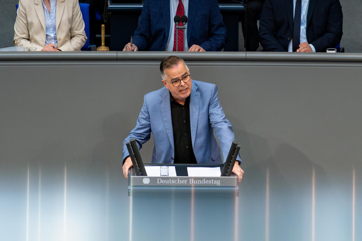 Hans-Jürgen Goßner, AfD, MdB, hält eine Rede zu TOP 19 "Mindestlohngesetz". Goßner, Hans-Jürgen Hans-Jürgen Goßner, AfD, MdB, hält eine Rede zu TOP 19 "Mindestlohngesetz".