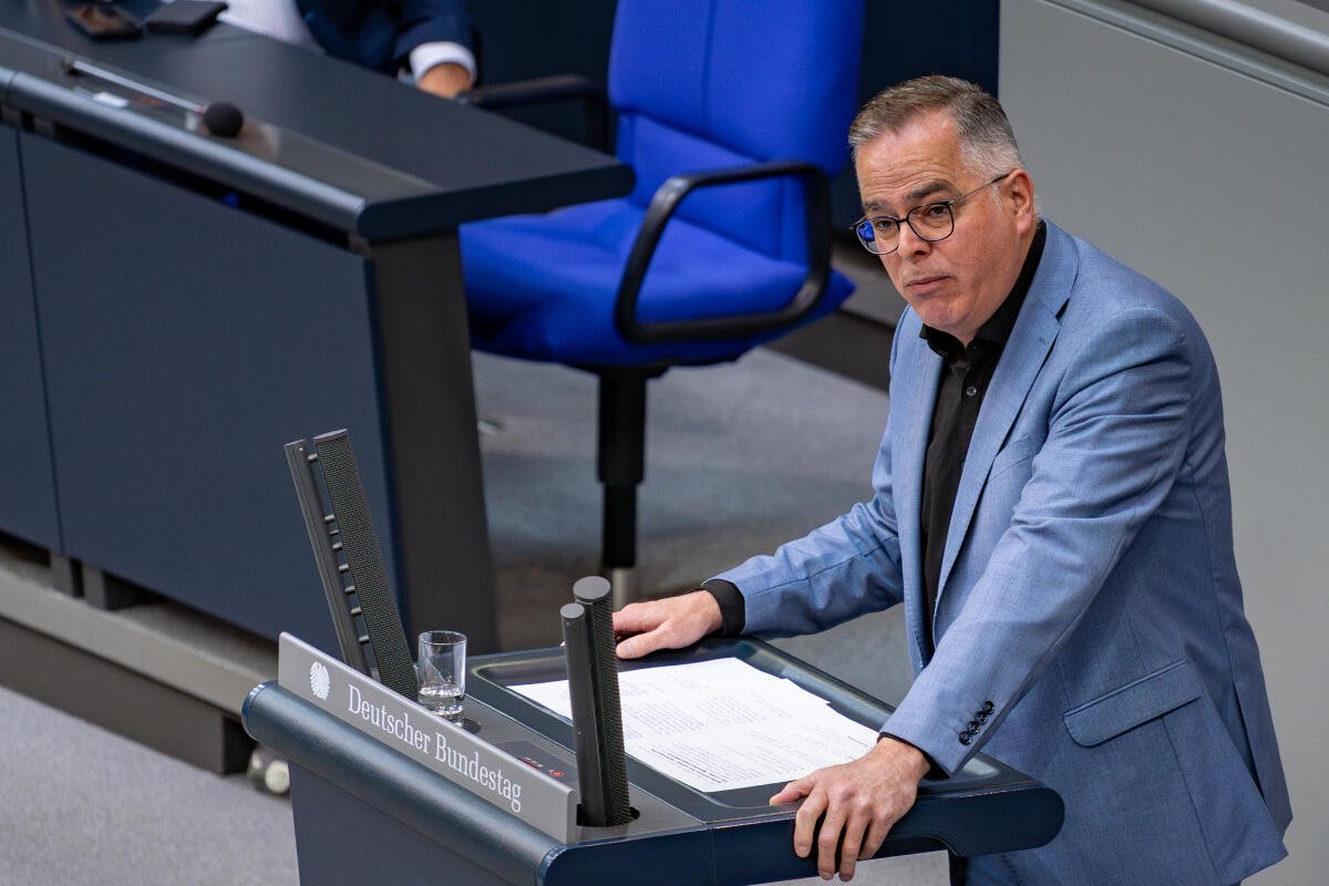 Hans-Jürgen Goßner, AfD, MdB, hält eine Rede zu TOP 19 "Mindestlohngesetz". Goßner, Hans-Jürgen Hans-Jürgen Goßner, AfD, MdB, hält eine Rede zu TOP 19 "Mindestlohngesetz".
