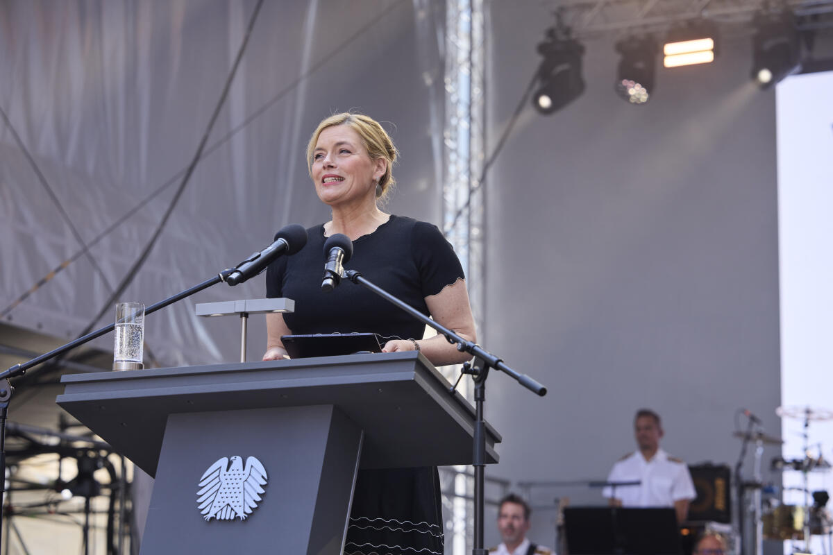 1. Nationaler Veteranentag: Zum ersten Mal feiert Deutschland am Sonntag, 15. Juni 2025, den Nationalen Veteranentag. Der Gedenktag wurde im vergangenen Jahr mit breiter Mehrheit im Bundestag neu eingeführt und steht laut Beschluss im Zeichen der Anerkennung, des Respekts und der Wertschätzung gegenüber allen aktiven und ehemaligen Soldatinnen und Soldaten. Darüber hinaus soll er dazu beitragen, das Band zwischen Bundeswehr und Gesellschaft zu stärken. ; Bundestagspräsidentin und Schirmfrau des Nationalen Veteranentages Julia Klöckner (im Bild), CDU/CSU, MdB, eröffnet das Bürgerfest und begrüßt die Gäste. Klöckner, Julia 1. Nationaler Veteranentag: Zum ersten Mal feiert Deutschland am Sonntag, 15. Juni 2025, den Nationalen Veteranentag. Der Gedenktag wurde im vergangenen Jahr mit breiter Mehrheit im Bundestag neu eingeführt und steht laut Beschluss im Zeichen der Anerkennung, des Respekts und der Wertschätzung gegenüber allen aktiven und ehemaligen Soldatinnen und Soldaten. Darüber hinaus soll er dazu beitragen, das Band zwischen Bundeswehr und Gesellschaft zu stärken. ; Bundestagspräsidentin und Schirmfrau des Nationalen Veteranentages Julia Klöckner (im Bild), CDU/CSU, MdB, eröffnet das Bürgerfest und begrüßt die Gäste.