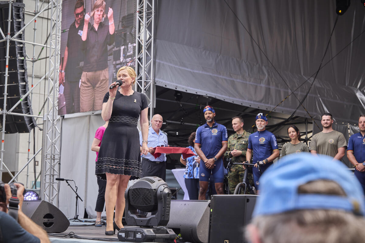 1. Nationaler Veteranentag: Zum ersten Mal feiert Deutschland am Sonntag, 15. Juni 2025, den Nationalen Veteranentag. Der Gedenktag wurde im vergangenen Jahr mit breiter Mehrheit im Bundestag neu eingeführt und steht laut Beschluss im Zeichen der Anerkennung, des Respekts und der Wertschätzung gegenüber allen aktiven und ehemaligen Soldatinnen und Soldaten. Darüber hinaus soll er dazu beitragen, das Band zwischen Bundeswehr und Gesellschaft zu stärken. ; Bundestagspräsidentin und Schirmfrau des Nationalen Veteranentages Julia Klöckner (l), CDU/CSU, MdB, auf der Hauptbühne während der Aushändigung von Veteranenabzeichen an ausgewählte Teilnehmende der „Tour of Valor - Fahrradtour der Tapferkeit“. Klöckner, Julia 1. Nationaler Veteranentag: Zum ersten Mal feiert Deutschland am Sonntag, 15. Juni 2025, den Nationalen Veteranentag. Der Gedenktag wurde im vergangenen Jahr mit breiter Mehrheit im Bundestag neu eingeführt und steht laut Beschluss im Zeichen der Anerkennung, des Respekts und der Wertschätzung gegenüber allen aktiven und ehemaligen Soldatinnen und Soldaten. Darüber hinaus soll er dazu beitragen, das Band zwischen Bundeswehr und Gesellschaft zu stärken. ; Bundestagspräsidentin und Schirmfrau des Nationalen Veteranentages Julia Klöckner (l), CDU/CSU, MdB, auf der Hauptbühne während der Aushändigung von Veteranenabzeichen an ausgewählte Teilnehmende der „Tour of Valor - Fahrradtour der Tapferkeit“.