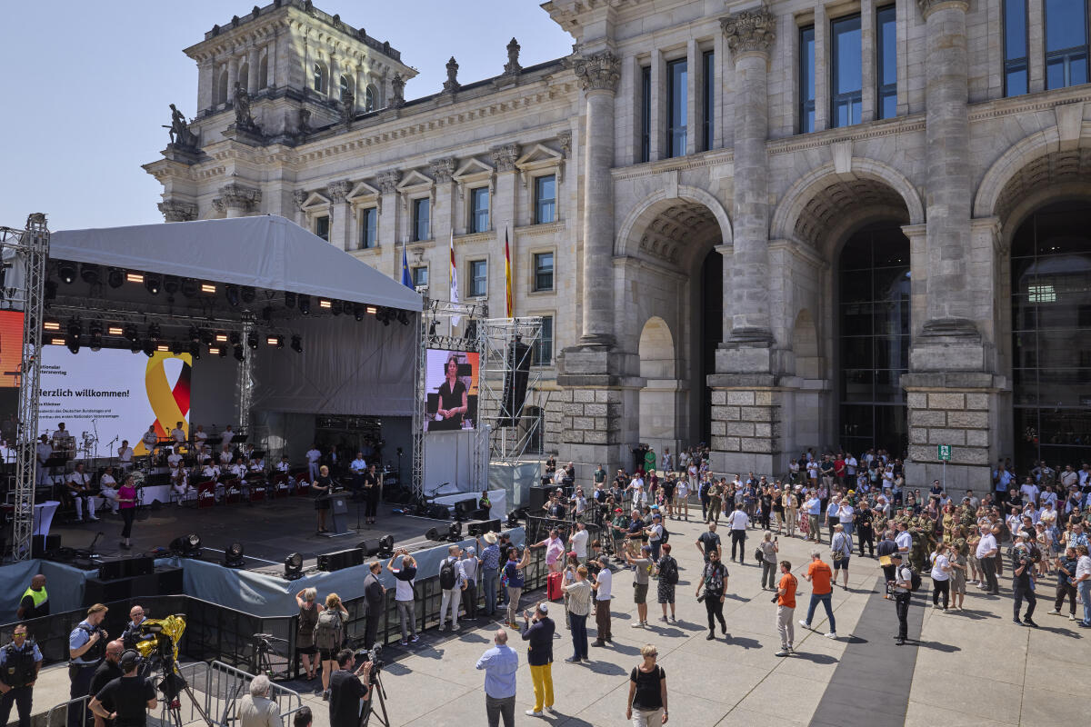 Klöckner, Julia 1. Nationaler Veteranentag: Zum ersten Mal feiert Deutschland am Sonntag, 15. Juni 2025, den Nationalen Veteranentag. Der Gedenktag wurde im vergangenen Jahr mit breiter Mehrheit im Bundestag neu eingeführt und steht laut Beschluss im Zeichen der Anerkennung, des Respekts und der Wertschätzung gegenüber allen aktiven und ehemaligen Soldatinnen und Soldaten. Darüber hinaus soll er dazu beitragen, das Band zwischen Bundeswehr und Gesellschaft zu stärken.  ; Bundestagspräsidentin und Schirmfrau des Nationalen Veteranentages Julia Klöckner, CDU/CSU, MdB, auf der Hauptbühne während der Liveschaltung zur Veranstaltung in Kiel. Hier Übersicht über die Bühne.