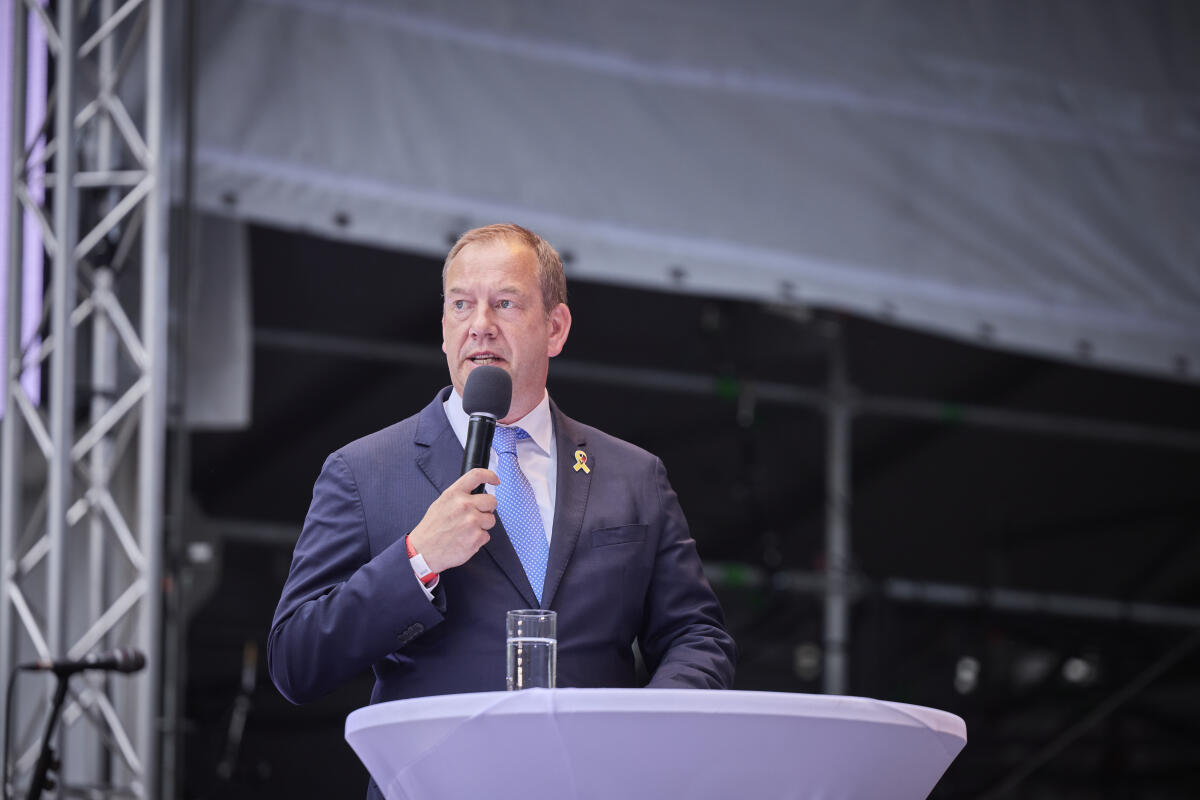 1. Nationaler Veteranentag: Zum ersten Mal feiert Deutschland am Sonntag, 15. Juni 2025, den Nationalen Veteranentag. Der Gedenktag wurde im vergangenen Jahr mit breiter Mehrheit im Bundestag neu eingeführt und steht laut Beschluss im Zeichen der Anerkennung, des Respekts und der Wertschätzung gegenüber allen aktiven und ehemaligen Soldatinnen und Soldaten. Darüber hinaus soll er dazu beitragen, das Band zwischen Bundeswehr und Gesellschaft zu stärken. ; Hier der Wehrbeauftragte des Deutschen Bundestages Henning Otte (im Bild) beim Streaming nach Litauen auf der Hauptbühne. Otte, Henning 1. Nationaler Veteranentag: Zum ersten Mal feiert Deutschland am Sonntag, 15. Juni 2025, den Nationalen Veteranentag. Der Gedenktag wurde im vergangenen Jahr mit breiter Mehrheit im Bundestag neu eingeführt und steht laut Beschluss im Zeichen der Anerkennung, des Respekts und der Wertschätzung gegenüber allen aktiven und ehemaligen Soldatinnen und Soldaten. Darüber hinaus soll er dazu beitragen, das Band zwischen Bundeswehr und Gesellschaft zu stärken. ; Hier der Wehrbeauftragte des Deutschen Bundestages Henning Otte (im Bild) beim Streaming nach Litauen auf der Hauptbühne.