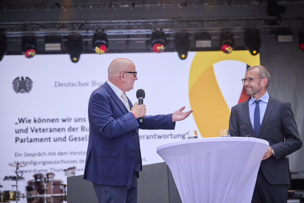 1. Nationaler Veteranentag: Zum ersten Mal feiert Deutschland am Sonntag, 15. Juni 2025, den Nationalen Veteranentag. Der Gedenktag wurde im vergangenen Jahr mit breiter Mehrheit im Bundestag neu eingeführt und steht laut Beschluss im Zeichen der Anerkennung, des Respekts und der Wertschätzung gegenüber allen aktiven und ehemaligen Soldatinnen und Soldaten. Darüber hinaus soll er dazu beitragen, das Band zwischen Bundeswehr und Gesellschaft zu stärken. ; Hier der Vorsitzende des Verteidigungsausschusses Thomas Röwekamp (r), CDU/CSU, MdB, auf der Hauptbühne im Gespräch. Röwekamp, Thomas 1. Nationaler Veteranentag: Zum ersten Mal feiert Deutschland am Sonntag, 15. Juni 2025, den Nationalen Veteranentag. Der Gedenktag wurde im vergangenen Jahr mit breiter Mehrheit im Bundestag neu eingeführt und steht laut Beschluss im Zeichen der Anerkennung, des Respekts und der Wertschätzung gegenüber allen aktiven und ehemaligen Soldatinnen und Soldaten. Darüber hinaus soll er dazu beitragen, das Band zwischen Bundeswehr und Gesellschaft zu stärken. ; Hier der Vorsitzende des Verteidigungsausschusses Thomas Röwekamp (r), CDU/CSU, MdB, auf der Hauptbühne im Gespräch.