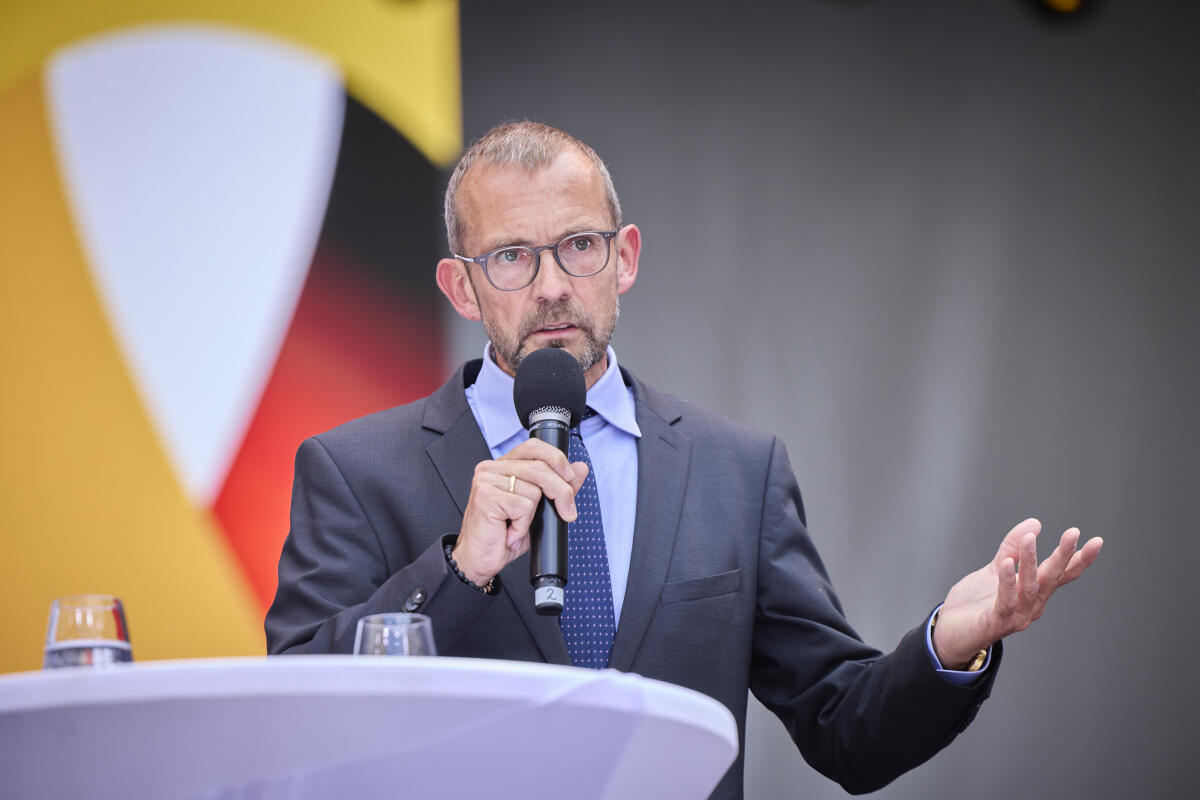  1. Nationaler Veteranentag: Zum ersten Mal feiert Deutschland am Sonntag, 15. Juni 2025, den Nationalen Veteranentag. Der Gedenktag wurde im vergangenen Jahr mit breiter Mehrheit im Bundestag neu eingeführt und steht laut Beschluss im Zeichen der Anerkennung, des Respekts und der Wertschätzung gegenüber allen aktiven und ehemaligen Soldatinnen und Soldaten. Darüber hinaus soll er dazu beitragen, das Band zwischen Bundeswehr und Gesellschaft zu stärken.  ; Hier der Vorsitzende des Verteidigungsausschusses Thomas Röwekamp (im Bild), CDU/CSU, MdB, auf der Hauptbühne im Gespräch.