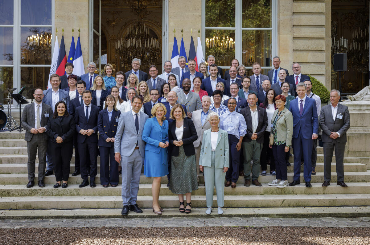 Bundestagspräsidentin Julia Klöckner, CDU/CSU, MdB, reist im Rahmen der 11. Sitzung der Deutsch-Französischen Parlamentarischen Versammlung (DFPV) nach Paris. Gruppenbild mit den Mitgliedern der DFPV. In der ersten Reihe von links nach rechts Ko-Vorsitzender der DFPV Andreas Jung, CDU/CSU, MdB, Bundestagspräsidentin Julia Klöckner, CDU/CSU, MdB, Präsidentin der Assemblée nationale, Yaël Braun-Pivet, und Ko-Vorsitzende der DFPV Brigitte Klinkert. Klöckner, Julia; Jung, Andreas; Klinkert, Brigitte; Braun-Pivet, Yaël Bundestagspräsidentin Julia Klöckner, CDU/CSU, MdB, reist im Rahmen der 11. Sitzung der Deutsch-Französischen Parlamentarischen Versammlung (DFPV) nach Paris. Gruppenbild mit den Mitgliedern der DFPV. In der ersten Reihe von links nach rechts Ko-Vorsitzender der DFPV Andreas Jung, CDU/CSU, MdB, Bundestagspräsidentin Julia Klöckner, CDU/CSU, MdB, Präsidentin der Assemblée nationale, Yaël Braun-Pivet, und Ko-Vorsitzende der DFPV Brigitte Klinkert.
