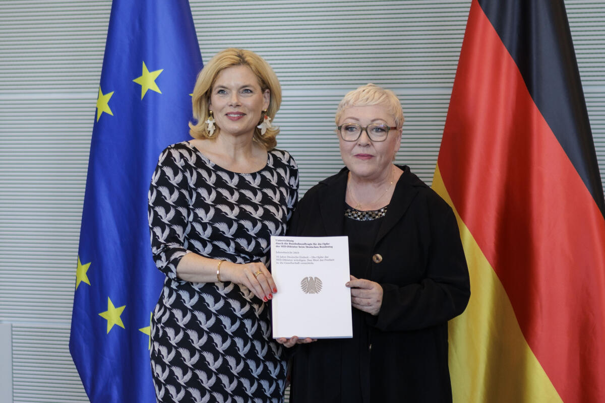 Bundestagspräsidentin Julia Klöckner (l), CDU/CSU, MdB, nimmt den Jahresbericht 2024 der Bundesbeauftragten für die Opfer der SED-Diktatur beim Deutschen Bundestag, Evelyn Zupke (r), entgegen. Klöckner, Julia; Zupke, Evelyn Bundestagspräsidentin Julia Klöckner (l), CDU/CSU, MdB, nimmt den Jahresbericht 2024 der Bundesbeauftragten für die Opfer der SED-Diktatur beim Deutschen Bundestag, Evelyn Zupke (r), entgegen.