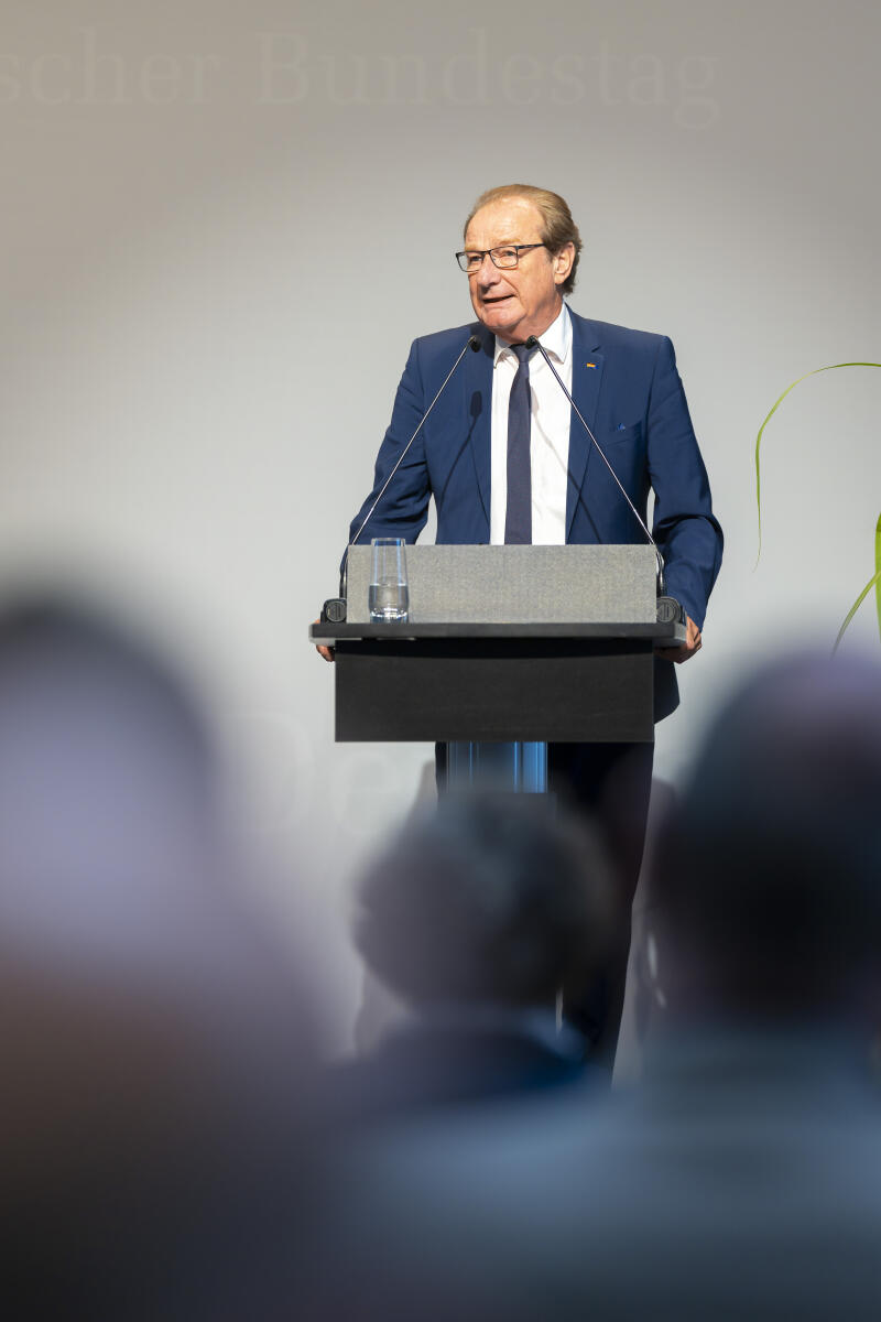 Ausstellungseröffnung „75 Jahre Technisches Hilfswerk“ (THW): Hier Gerd Friedsam (im Bild), Präsident der Bundesanstalt THW a.D., während seines Impulsvortrages. Ausstellungseröffnung „75 Jahre Technisches Hilfswerk“ (THW): Hier Gerd Friedsam (im Bild), Präsident der Bundesanstalt THW a.D., während seines Impulsvortrages.