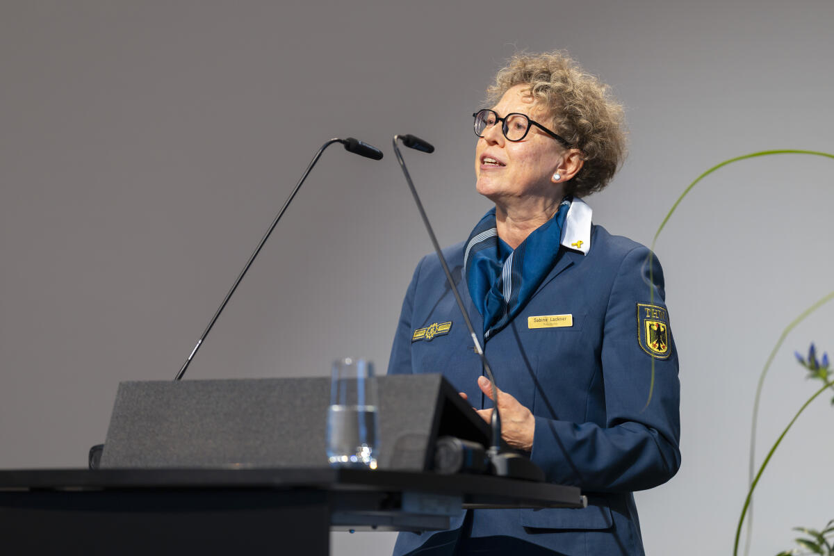 Ausstellungseröffnung „75 Jahre Technisches Hilfswerk“ (THW): Hier Sabine Lackner (im Bild), Präsidentin der Bundesanstalt THW, während ihrer Rede. Ausstellungseröffnung „75 Jahre Technisches Hilfswerk“ (THW): Hier Sabine Lackner (im Bild), Präsidentin der Bundesanstalt THW, während ihrer Rede.