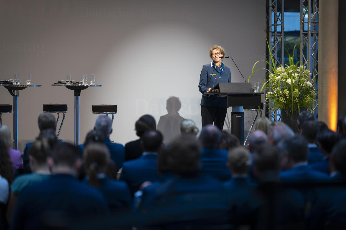 Ausstellungseröffnung „75 Jahre Technisches Hilfswerk“ (THW): Hier Sabine Lackner (im Bild), Präsidentin der Bundesanstalt THW, während ihrer Rede. Ausstellungseröffnung „75 Jahre Technisches Hilfswerk“ (THW): Hier Sabine Lackner (im Bild), Präsidentin der Bundesanstalt THW, während ihrer Rede.