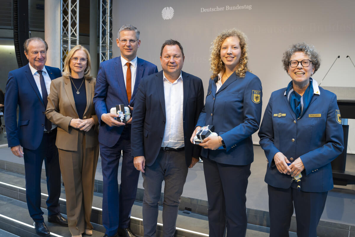 Lindholz, Andrea; Gerster, Martin Ausstellungseröffnung „75 Jahre Technisches Hilfswerk“ (THW): Hier Gruppenbild (vlnr) Gerd Friedsam, Präsident der Bundesanstalt THW a.D. , Bundestagsvizepräsidentin und Vizepräsidentin der THW-Bundesvereinigung Andrea Lindholz, CDU/CSU, MdB, Christoph de Vries, Parlamentarischer Staatssekretär beim Bundesminister des Innern, Martin Gerster, SPD, MdB, Präsident THW-Bundesvereinigung, Josefine Schubert, Ortsjugendbeauftragte THW Jugend Berlin Tempelhof Schöneberg, Sabine Lackner, Präsidentin der Bundesanstalt THW.