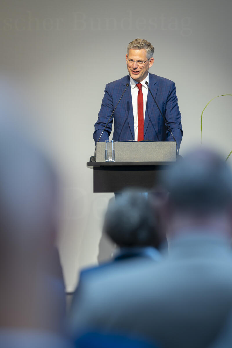  Ausstellungseröffnung „75 Jahre Technisches Hilfswerk“ (THW): Hier im Bild Christoph de Vries, Parlamentarischer Staatssekretär beim Bundesminister des Innern, am Rednerpult während seines Grußwortes.