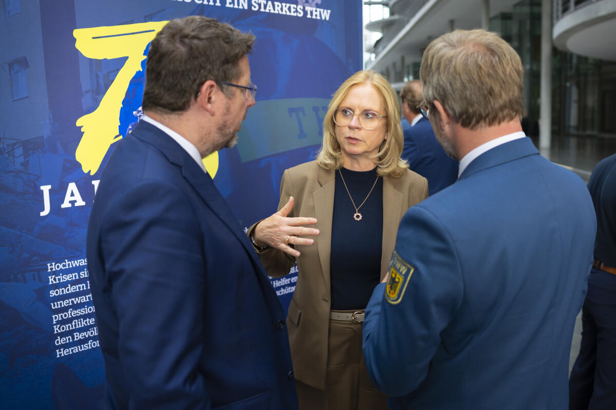 Lindholz, Andrea Ausstellungseröffnung „75 Jahre Technisches Hilfswerk“ (THW): Hier Bundestagsvizepräsidentin und Vizepräsidentin der THW-Bundesvereinigung Andrea Lindholz (m), CDU/CSU, MdB, beim Rundgang durch die Ausstellung im Gespräch.