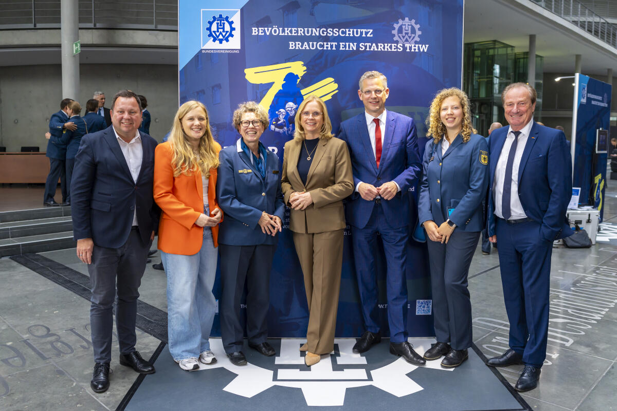 Ausstellungseröffnung „75 Jahre Technisches Hilfswerk“ (THW): Hier Gruppenbild mit (vlnr) Martin Gerster, SPD, MdB, Präsident THW- Bundesvereinigung, Bundestagsvizepräsidentin Josephine Ortleb, SPD, MdB, Sabine Lackner, Präsidentin der Bundesanstalt THW, Bundestagsvizepräsidentin und Vizepräsidentin der THW-Bundesvereinigung Andrea Lindholz, CDU/CSU, MdB, Christoph de Vries, Parlamentarischer Staatssekretär beim Bundesminister des Innern, Josefine Schubert, Ortsjugendbeauftragte THW Jugend Berlin Tempelhof Schöneberg, Gerd Friedsam, Präsident der Bundesanstalt THW a.D.. Lindholz, Andrea; Ortleb, Josephine; Gerster, Martin Ausstellungseröffnung „75 Jahre Technisches Hilfswerk“ (THW): Hier Gruppenbild mit (vlnr) Martin Gerster, SPD, MdB, Präsident THW- Bundesvereinigung, Bundestagsvizepräsidentin Josephine Ortleb, SPD, MdB, Sabine Lackner, Präsidentin der Bundesanstalt THW, Bundestagsvizepräsidentin und Vizepräsidentin der THW-Bundesvereinigung Andrea Lindholz, CDU/CSU, MdB, Christoph de Vries, Parlamentarischer Staatssekretär beim Bundesminister des Innern, Josefine Schubert, Ortsjugendbeauftragte THW Jugend Berlin Tempelhof Schöneberg, Gerd Friedsam, Präsident der Bundesanstalt THW a.D..