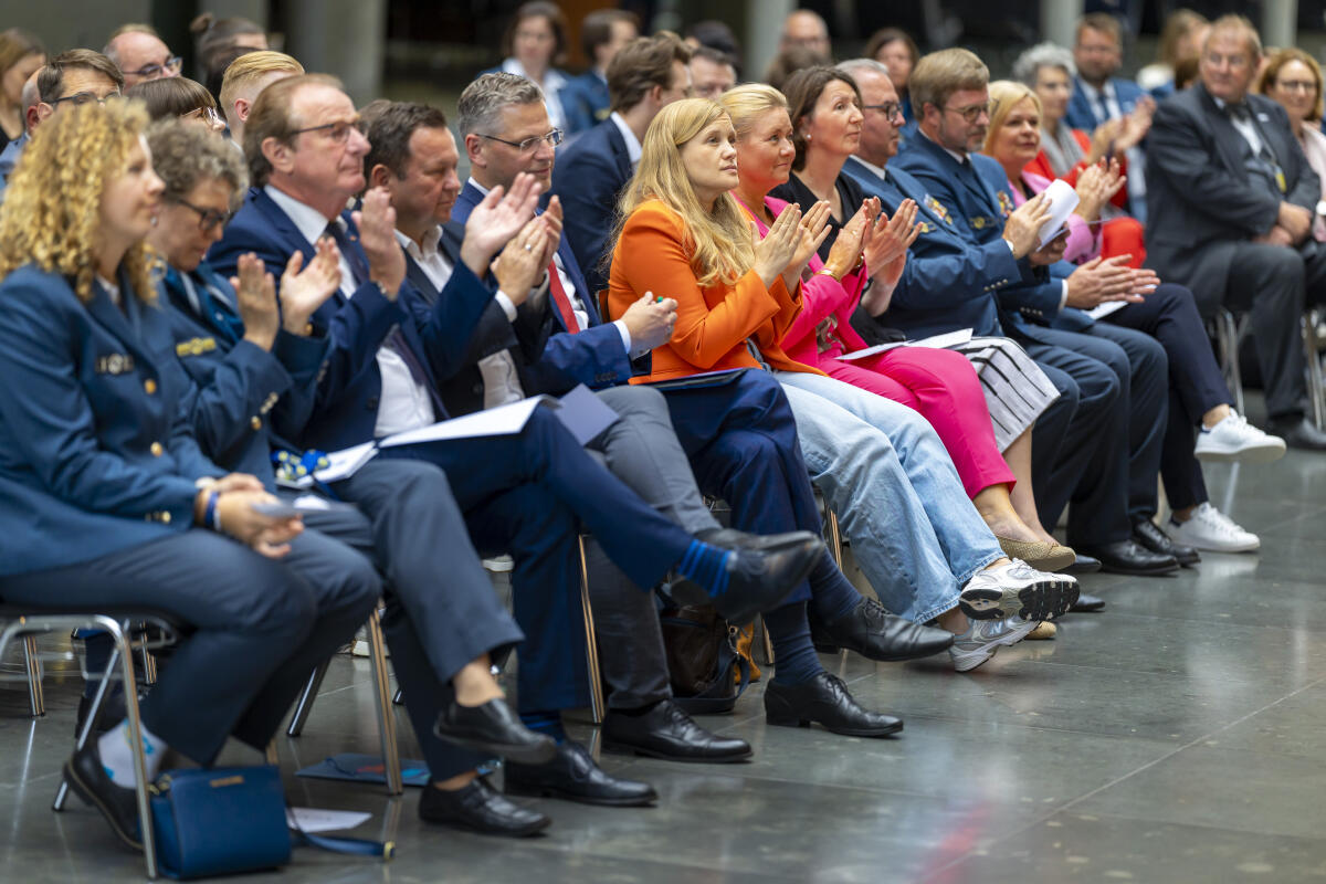 Ortleb, Josephine Ausstellungseröffnung „75 Jahre Technisches Hilfswerk“ (THW): Hier Blick auf das applaudierende Publikum.
