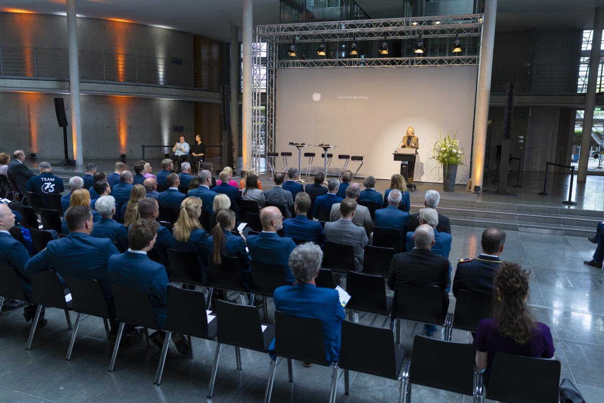  Ausstellungseröffnung „75 Jahre Technisches Hilfswerk“ (THW): Hier Blick auf die Bühne und das Publikum während der Begrüßung durch Bundestagsvizepräsidentin und Vizepräsidentin der THW-Bundesvereinigung Andrea Lindholz (m), CDU/CSU, MdB.