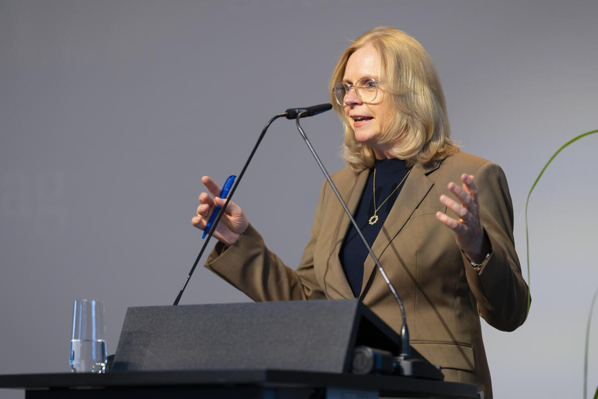Ausstellungseröffnung „75 Jahre Technisches Hilfswerk“ (THW): Hier Bundestagsvizepräsidentin und Vizepräsidentin der THW-Bundesvereinigung Andrea Lindholz (im Bild), CDU/CSU, MdB, während ihrer Begrüßung. Lindholz, Andrea Ausstellungseröffnung „75 Jahre Technisches Hilfswerk“ (THW): Hier Bundestagsvizepräsidentin und Vizepräsidentin der THW-Bundesvereinigung Andrea Lindholz (im Bild), CDU/CSU, MdB, während ihrer Begrüßung.