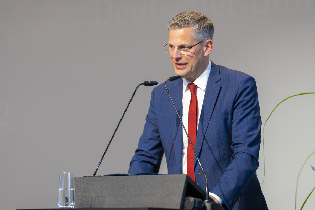  Ausstellungseröffnung „75 Jahre Technisches Hilfswerk“ (THW): Hier im Bild Christoph de Vries, Parlamentarischer Staatssekretär beim Bundesminister des Innern, am Rednerpult während seines Grußwortes.