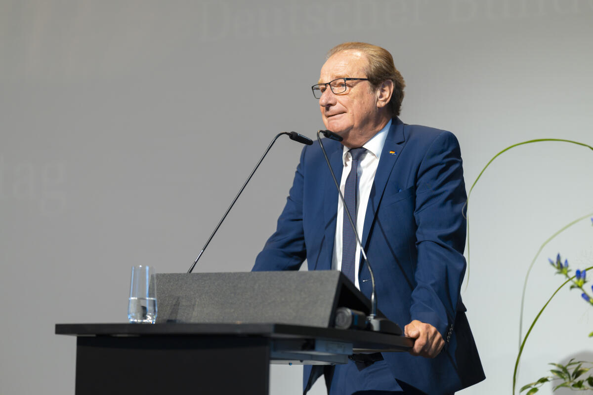 Ausstellungseröffnung „75 Jahre Technisches Hilfswerk“ (THW): Hier Gerd Friedsam (im Bild), Präsident der Bundesanstalt THW a.D., während seines Impulsvortrages. Ausstellungseröffnung „75 Jahre Technisches Hilfswerk“ (THW): Hier Gerd Friedsam (im Bild), Präsident der Bundesanstalt THW a.D., während seines Impulsvortrages.