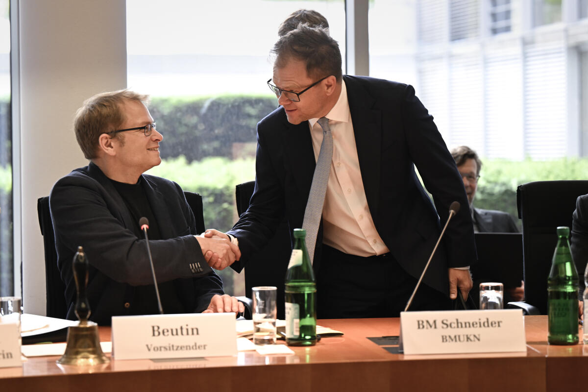 Besuch des Bundesminister UKN Carsten Schneider in die Sitzung des Umweltausschusses Negrüßung durch den Ausschussvorsitzenden Lorenz Göste Beutin, DIE LINKE
Schneider, Carsten; Beutin, Lorenz Gösta Besuch des Bundesminister UKN Carsten Schneider in die Sitzung des Umweltausschusses Negrüßung durch den Ausschussvorsitzenden Lorenz Göste Beutin, DIE LINKE