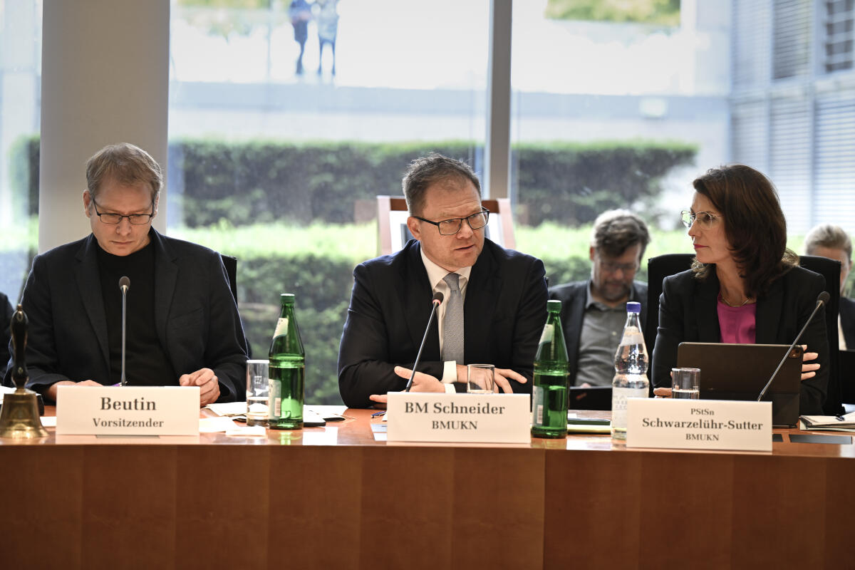 Schneider, Carsten; Beutin, Lorenz Gösta Besuch des Bundesminister UKN Carsten Schneider in die Sitzung des Umweltausschusses	 Negrüßung durch den Ausschussvorsitzenden Lorenz Göste Beutin, DIE LINKE
