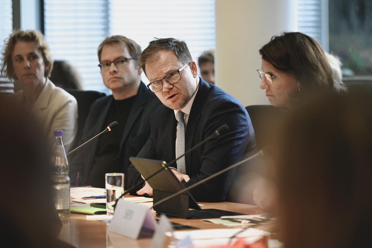 Schneider, Carsten; Beutin, Lorenz Gösta Besuch des Bundesminister UKN Carsten Schneider in die Sitzung des Umweltausschusses	 Negrüßung durch den Ausschussvorsitzenden Lorenz Göste Beutin, DIE LINKE
