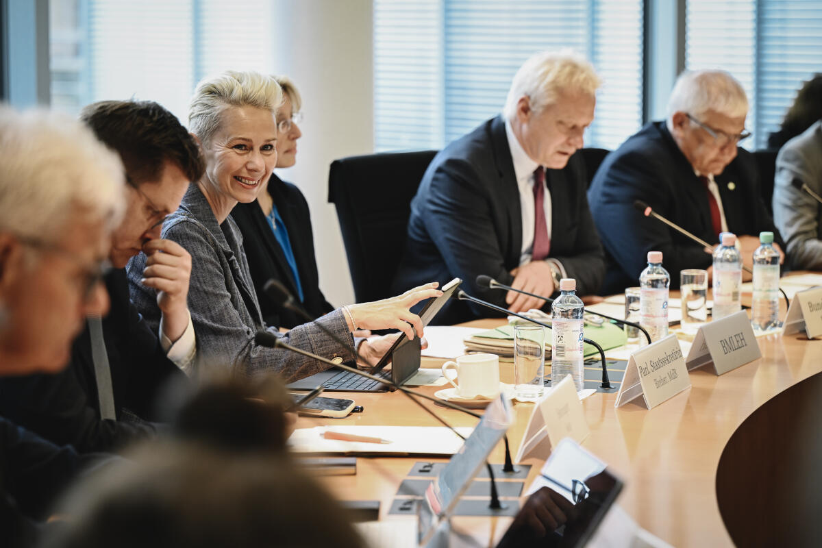 Hermann Färber (CDU/CSU), Ausschussvorsitzender des Agrarausschusses begrüßt Alois Rainer (CDU/CSU), Bundesminister für Landwirtschaft, Ernährung und Heimat vorne im Bild: Parlamentarische Staatssekretärin Silvia Breher (CDU/CSU) Rainer, Alois; Färber, Hermann; Breher, Silvia Hermann Färber (CDU/CSU), Ausschussvorsitzender des Agrarausschusses begrüßt Alois Rainer (CDU/CSU), Bundesminister für Landwirtschaft, Ernährung und Heimat vorne im Bild: Parlamentarische Staatssekretärin Silvia Breher (CDU/CSU)