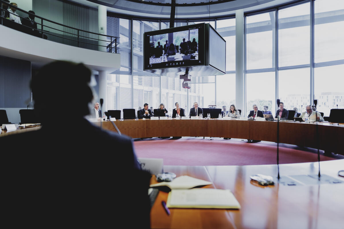 Der Hohe Flüchtlingskommissar der Vereinten Nationen (VN), Filippo Grandi, zu Gast im Ausschuss für Menschenrechte und humanitäre Hilfe. Blick in den Saal. Der Hohe Flüchtlingskommissar der Vereinten Nationen (VN), Filippo Grandi, zu Gast im Ausschuss für Menschenrechte und humanitäre Hilfe. Blick in den Saal.