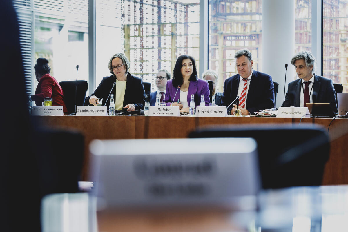 Bundesministerin für Wirtschaft und Energie, Katharina Reiche (2vl), zu Gast im Ausschuss für Wirtschaft und Energie unter Leitung des Vorsitzenden Christian Freiherr von Stetten (2vr), CDU/CSU, MdB. Stetten, Christian Freiherr von; Reiche, Katherina Bundesministerin für Wirtschaft und Energie, Katharina Reiche (2vl), zu Gast im Ausschuss für Wirtschaft und Energie unter Leitung des Vorsitzenden Christian Freiherr von Stetten (2vr), CDU/CSU, MdB.