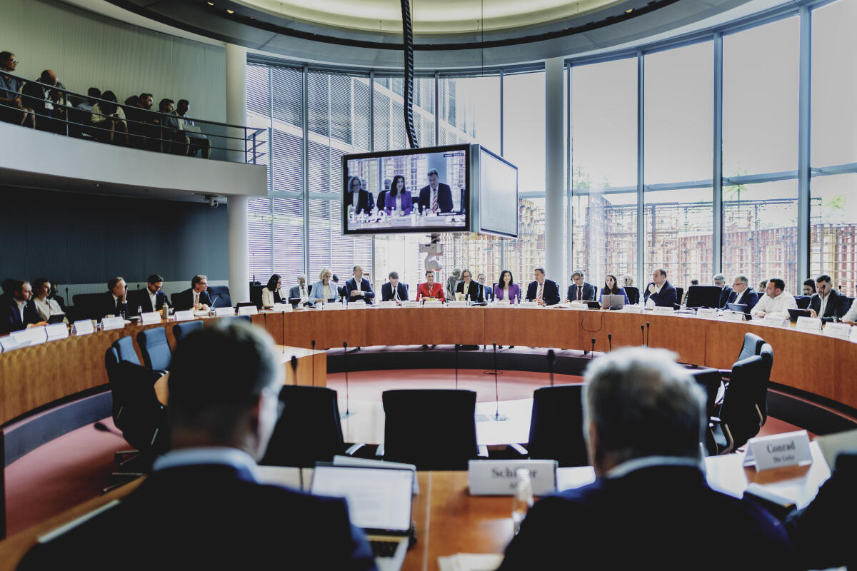 Bundesministerin für Wirtschaft und Energie, Katharina Reiche, zu Gast im Ausschuss für Wirtschaft und Energie. Blick in den Saal. Bundesministerin für Wirtschaft und Energie, Katharina Reiche, zu Gast im Ausschuss für Wirtschaft und Energie. Blick in den Saal.