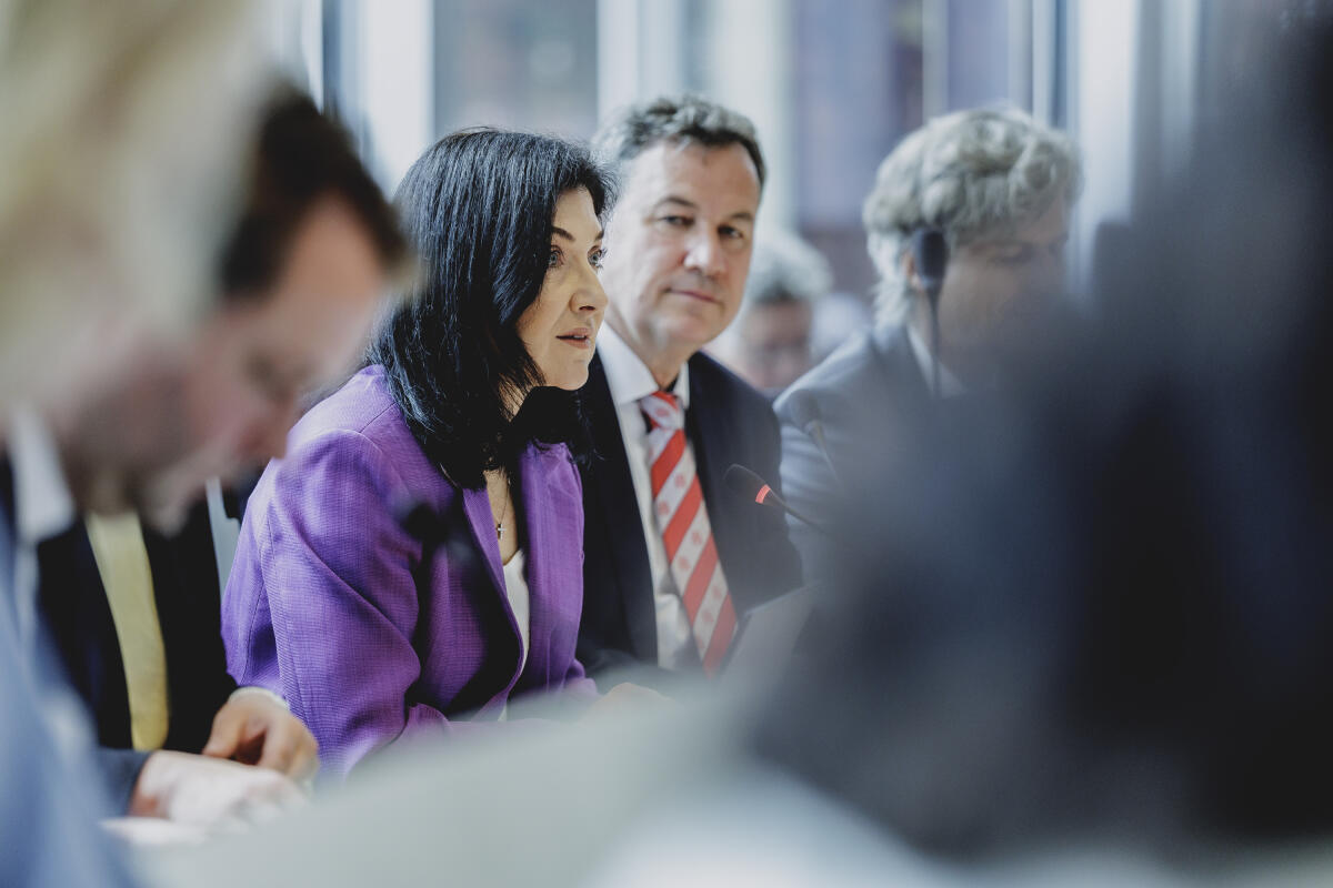 Bundesministerin für Wirtschaft und Energie, Katharina Reiche (l), zu Gast im Ausschuss für Wirtschaft und Energie unter Leitung des Vorsitzenden Christian Freiherr von Stetten (r), CDU/CSU, MdB. Stetten, Christian Freiherr von; Reiche, Katherina Bundesministerin für Wirtschaft und Energie, Katharina Reiche (l), zu Gast im Ausschuss für Wirtschaft und Energie unter Leitung des Vorsitzenden Christian Freiherr von Stetten (r), CDU/CSU, MdB.