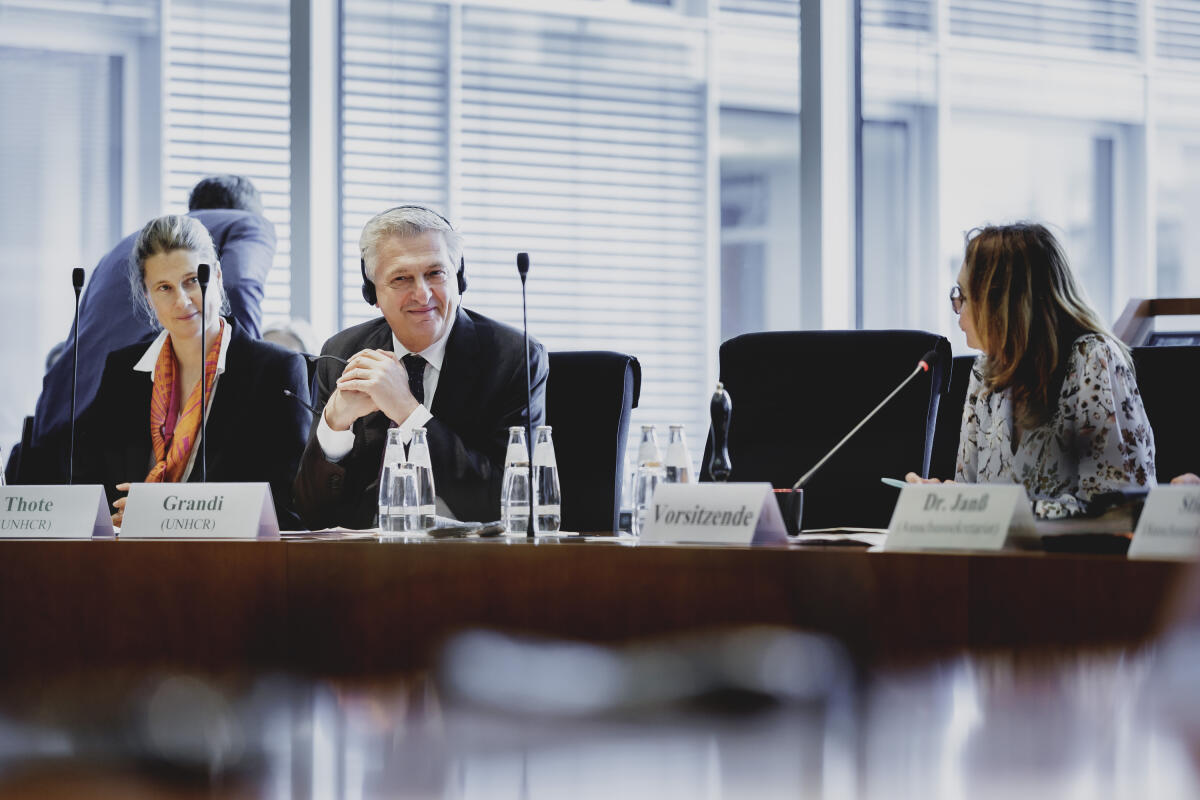 Der Hohe Flüchtlingskommissar der Vereinten Nationen (VN), Filippo Grandi (2vl), zu Gast im Ausschuss für Menschenrechte und humanitäre Hilfe unter Leitung der Vorsitzenden Mechthild Heil (r), CDU/CSU, MdB. Heil, Mechthild Der Hohe Flüchtlingskommissar der Vereinten Nationen (VN), Filippo Grandi (2vl), zu Gast im Ausschuss für Menschenrechte und humanitäre Hilfe unter Leitung der Vorsitzenden Mechthild Heil (r), CDU/CSU, MdB.
