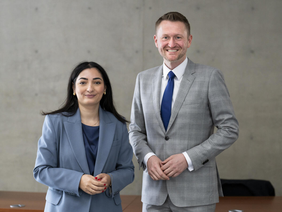 Der Vorsitzende des Ausschusses für wirtschaftliche Zusammenarbeit und Entwicklung, Dr. Wolfgang Stefinger, MdB, CDU/CSU, begrüßt die Bundesministerin für wirtschaftliche Zusammenarbeit und Entwicklung, Reem Alabali-Radovan, MdB, SPD Reem Alabali-Radovan; Stefinger, Wolfgang Der Vorsitzende des Ausschusses für wirtschaftliche Zusammenarbeit und Entwicklung, Dr. Wolfgang Stefinger, MdB, CDU/CSU, begrüßt die Bundesministerin für wirtschaftliche Zusammenarbeit und Entwicklung, Reem Alabali-Radovan, MdB, SPD