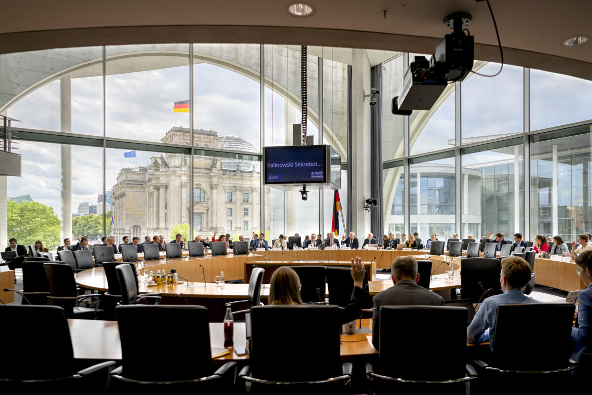 Blick in den Ausschusssaal, während Hansjörg Durz, CDU/CSU, MdB den Bundesminister für Digitales und Staatsmodernisierung Dr. Karsten Wildberge begrüßt Hansjörg Durz; Dr. Karsten Wildberge Blick in den Ausschusssaal, während Hansjörg Durz, CDU/CSU, MdB den Bundesminister für Digitales und Staatsmodernisierung Dr. Karsten Wildberge begrüßt