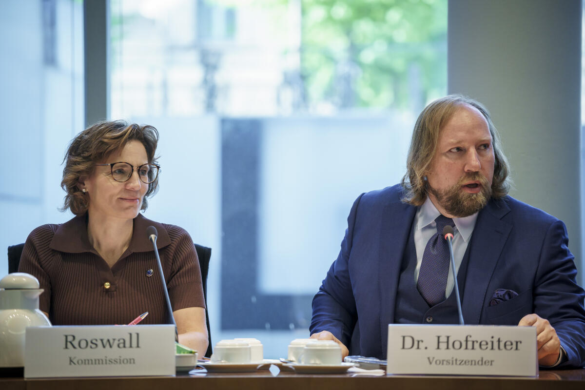 Jessika Roswall (l), EU-Kommissarin für Umwelt, Wasserresilienz und wettbewerbsfähige Kreislaufwirtschaft, zu Gast im Ausschuss für die Angelegenheiten der Europäischen Union unter Leitung des Vorsitzenden Dr. Anton Hofreiter (r), Bündnis 90/Die Grünen, MdB. Hofreiter, Anton Jessika Roswall (l), EU-Kommissarin für Umwelt, Wasserresilienz und wettbewerbsfähige Kreislaufwirtschaft, zu Gast im Ausschuss für die Angelegenheiten der Europäischen Union unter Leitung des Vorsitzenden Dr. Anton Hofreiter (r), Bündnis 90/Die Grünen, MdB.