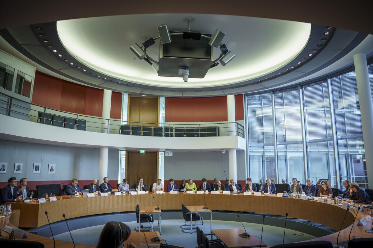 Jessika Roswall, EU-Kommissarin für Umwelt, Wasserresilienz und wettbewerbsfähige Kreislaufwirtschaft, zu Gast im Ausschuss für die Angelegenheiten der Europäischen Union. Blick in Saal. Jessika Roswall, EU-Kommissarin für Umwelt, Wasserresilienz und wettbewerbsfähige Kreislaufwirtschaft, zu Gast im Ausschuss für die Angelegenheiten der Europäischen Union. Blick in Saal.