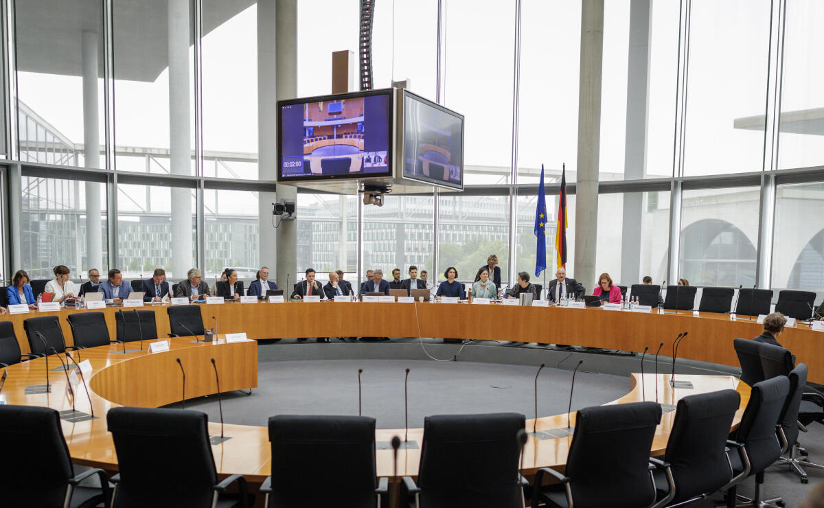  Der Ausschuss für Arbeit und Soziales hat Bernd Rützel, SPD, MdB, zum amtierenden Vorsitzenden gewählt. Hier Blick in den Saal während der Sitzungsleitung.