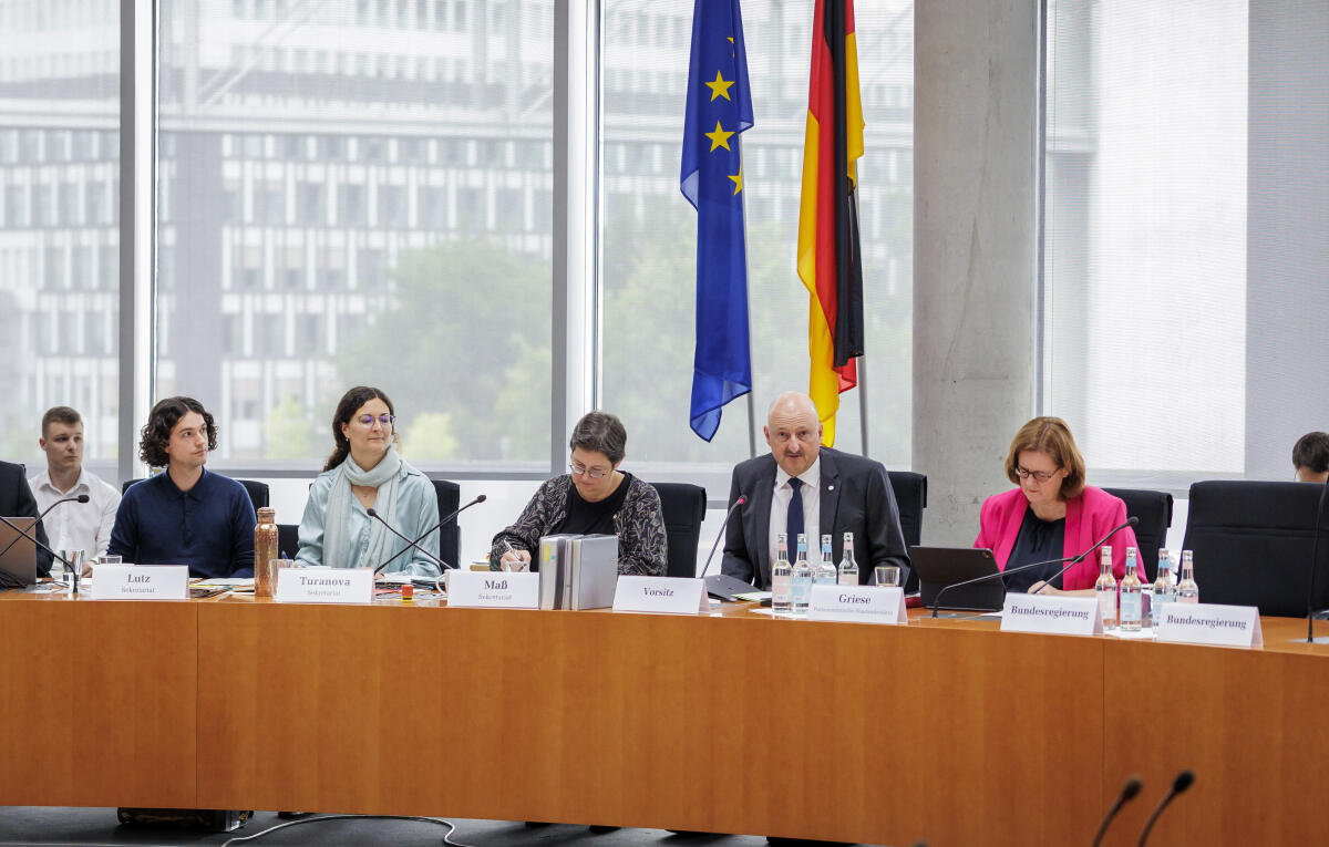 Rützel, Bernd Der Ausschuss für Arbeit und Soziales hat Bernd Rützel (2vr), SPD, MdB, zum amtierenden Vorsitzenden gewählt. Hier während der Sitzungsleitung.