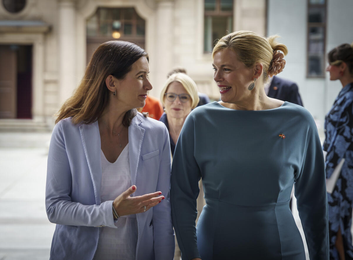 Bundestagspräsidentin Julia Klöckner (r), CDU/CSU, MdB, empfängt die Präsidentin des Parlaments der Schweizerischen Eidgenossenschaft, Maja Riniker (l), zu einem Gespräch. Hier nach der Ankunft am Ostportal des Reichstagsgebäudes im Gespräch. Klöckner, Julia Bundestagspräsidentin Julia Klöckner (r), CDU/CSU, MdB, empfängt die Präsidentin des Parlaments der Schweizerischen Eidgenossenschaft, Maja Riniker (l), zu einem Gespräch. Hier nach der Ankunft am Ostportal des Reichstagsgebäudes im Gespräch.