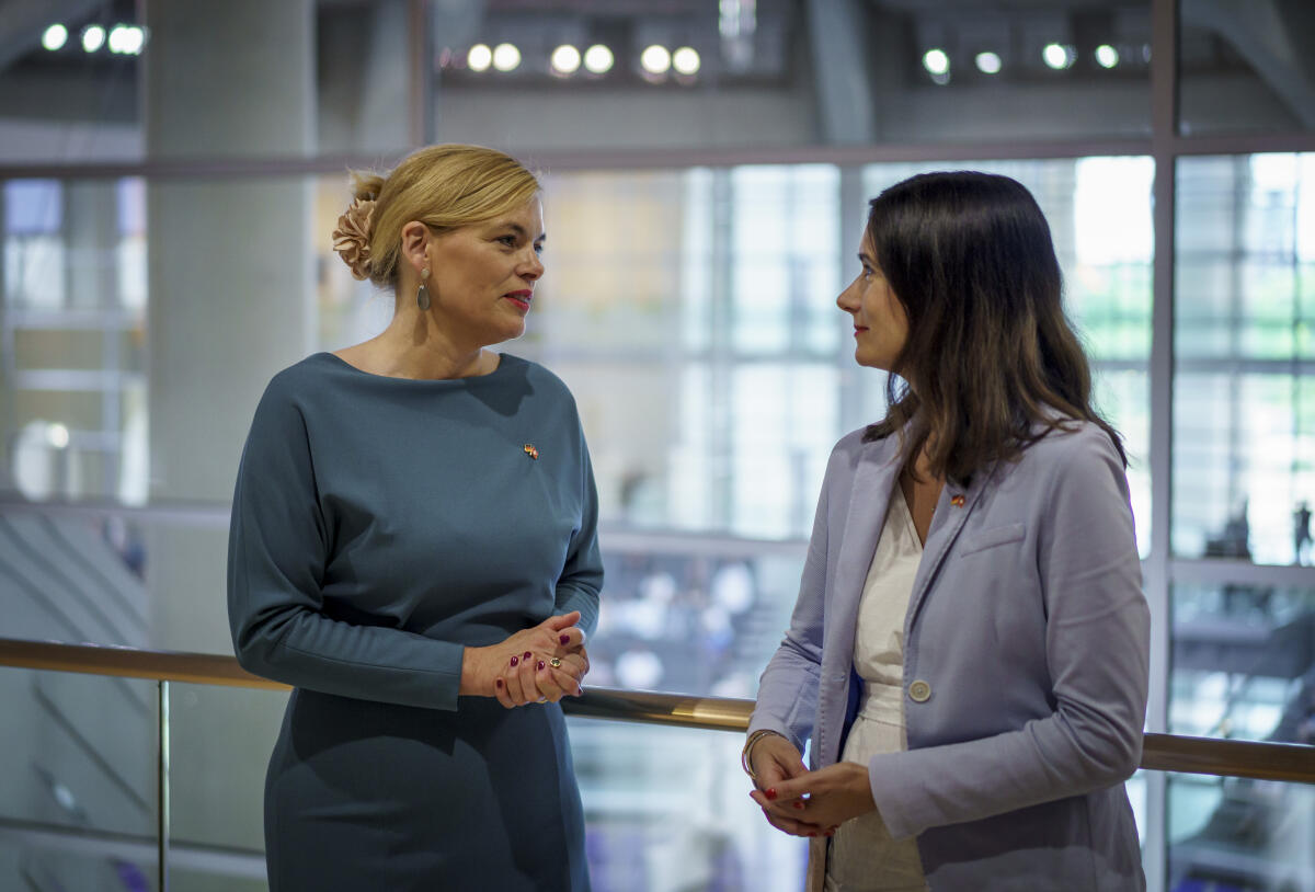 Bundestagspräsidentin Julia Klöckner (l), CDU/CSU, MdB, empfängt die Präsidentin des Parlaments der Schweizerischen Eidgenossenschaft, Maja Riniker (r), zu einem Gespräch. Hier im Gespräch auf der Präsidialebene mit dem Plenarsaal im Hintergrund. Klöckner, Julia Bundestagspräsidentin Julia Klöckner (l), CDU/CSU, MdB, empfängt die Präsidentin des Parlaments der Schweizerischen Eidgenossenschaft, Maja Riniker (r), zu einem Gespräch. Hier im Gespräch auf der Präsidialebene mit dem Plenarsaal im Hintergrund.