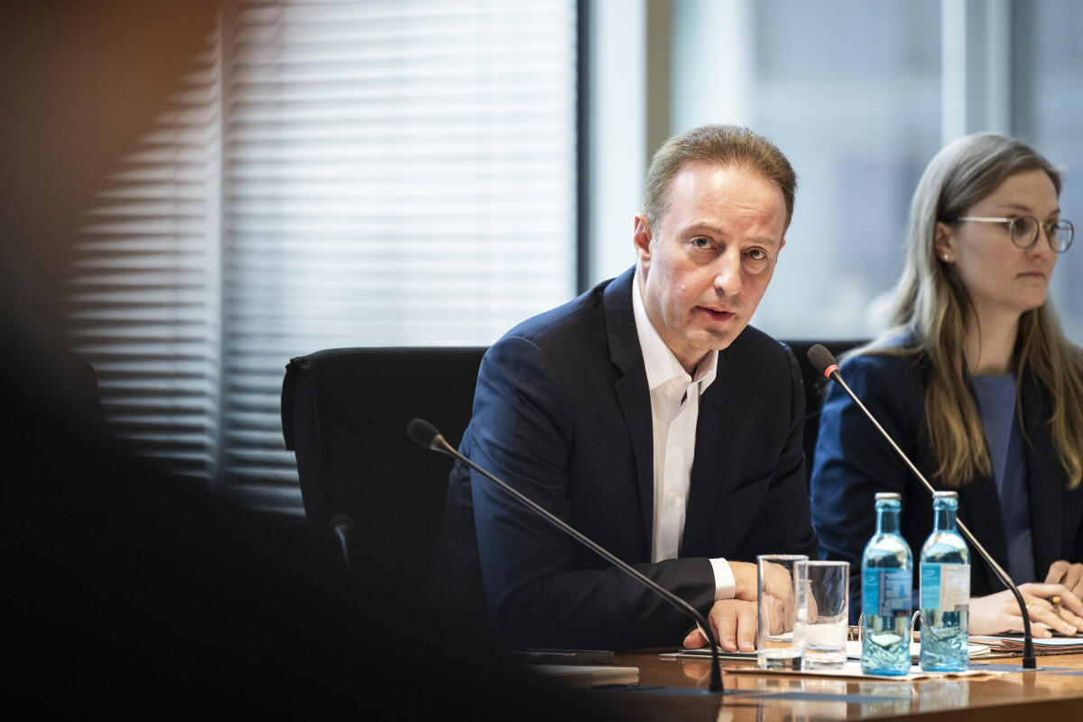 Der frisch gewählte Vorsitzende des Wahlprüfungsausschuss, Macit Karaahmetoglu, SPD, MdB,(r.i.B) übernimmt die erste Ausschusssitzung des Wahlprüfungsausschuss der 21. Wahlperiode Macit Karaahmetoglu Der frisch gewählte Vorsitzende des Wahlprüfungsausschuss, Macit Karaahmetoglu, SPD, MdB,(r.i.B) übernimmt die erste Ausschusssitzung des Wahlprüfungsausschuss der 21. Wahlperiode