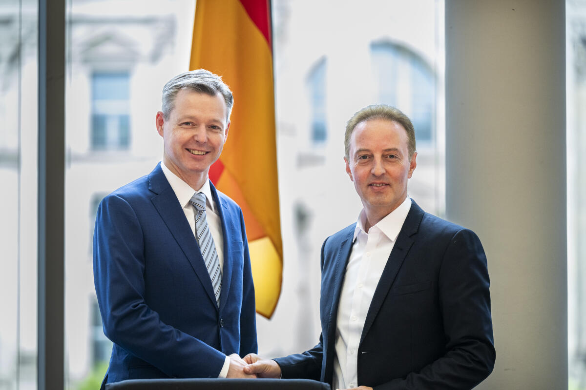Anlässlich der konstituierenden Sitzung gratuliert Thomas Silberhorn, CDU/CSU, MdB(l.i. B) als dienstälteste Mitglied des Wahlprüfungsausschusses dem frisch gewählten Vorsitzenden des Ausschusses, Macit Karaahmetoglu, SPD, MdB,(r.i.B) zu seiner Wahl als Ausschussvorsitzenden Thomas Silberhorn; Macit Karaahmetoglu Anlässlich der konstituierenden Sitzung gratuliert Thomas Silberhorn, CDU/CSU, MdB(l.i. B) als dienstälteste Mitglied des Wahlprüfungsausschusses dem frisch gewählten Vorsitzenden des Ausschusses, Macit Karaahmetoglu, SPD, MdB,(r.i.B) zu seiner Wahl als Ausschussvorsitzenden