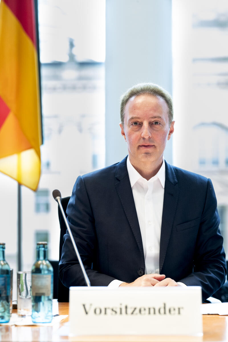 Portrait des gewählten Vorsitzenden des Wahlprüfungsausschuss, Macit Karaahmetoglu, SPD, MdB der 21. Wahlperiode Macit Karaahmetoglu Portrait des gewählten Vorsitzenden des Wahlprüfungsausschuss, Macit Karaahmetoglu, SPD, MdB der 21. Wahlperiode
