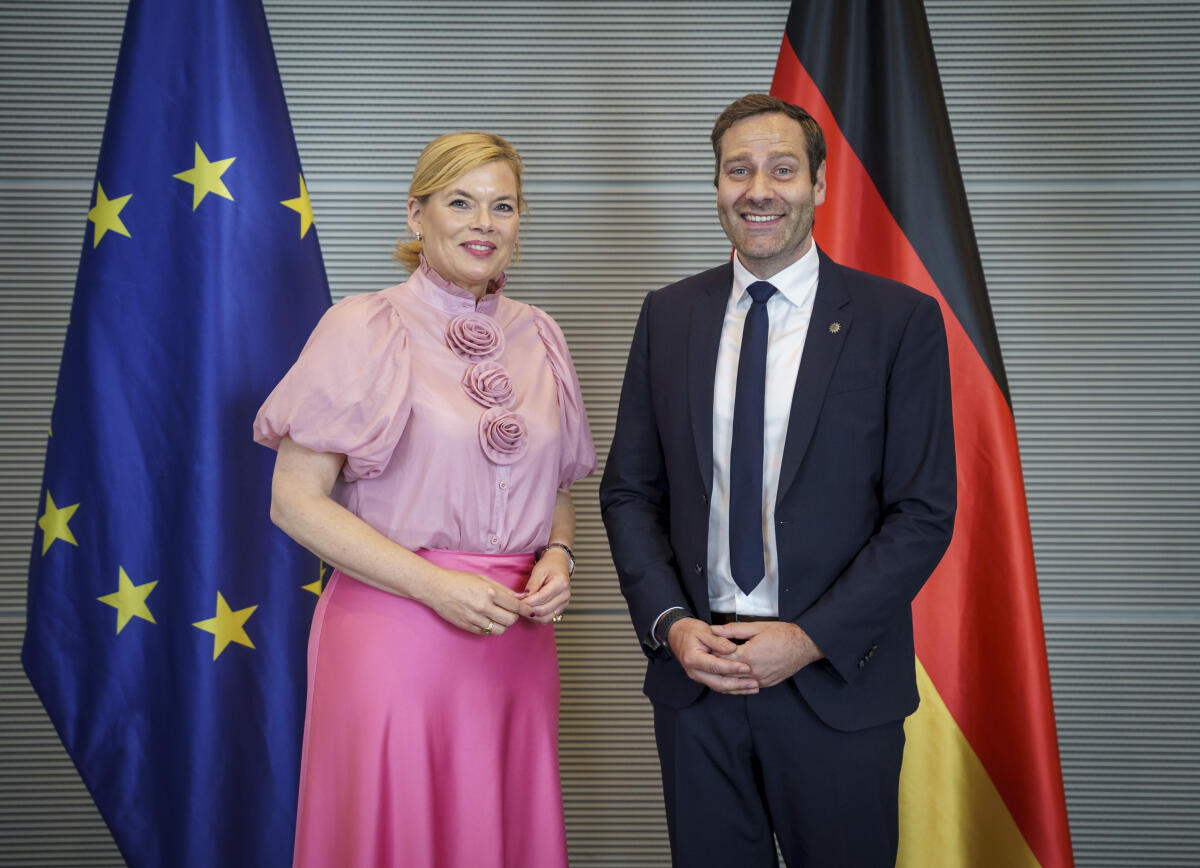 Bundestagspräsidentin Julia Klöckner (l), CDU/CSU, MdB, im Gespräch mit Jochen Kopelke (r), Bundesvorsitzender der Gewerkschaft der Polizei (GdP). Klöckner, Julia Bundestagspräsidentin Julia Klöckner (l), CDU/CSU, MdB, im Gespräch mit Jochen Kopelke (r), Bundesvorsitzender der Gewerkschaft der Polizei (GdP).