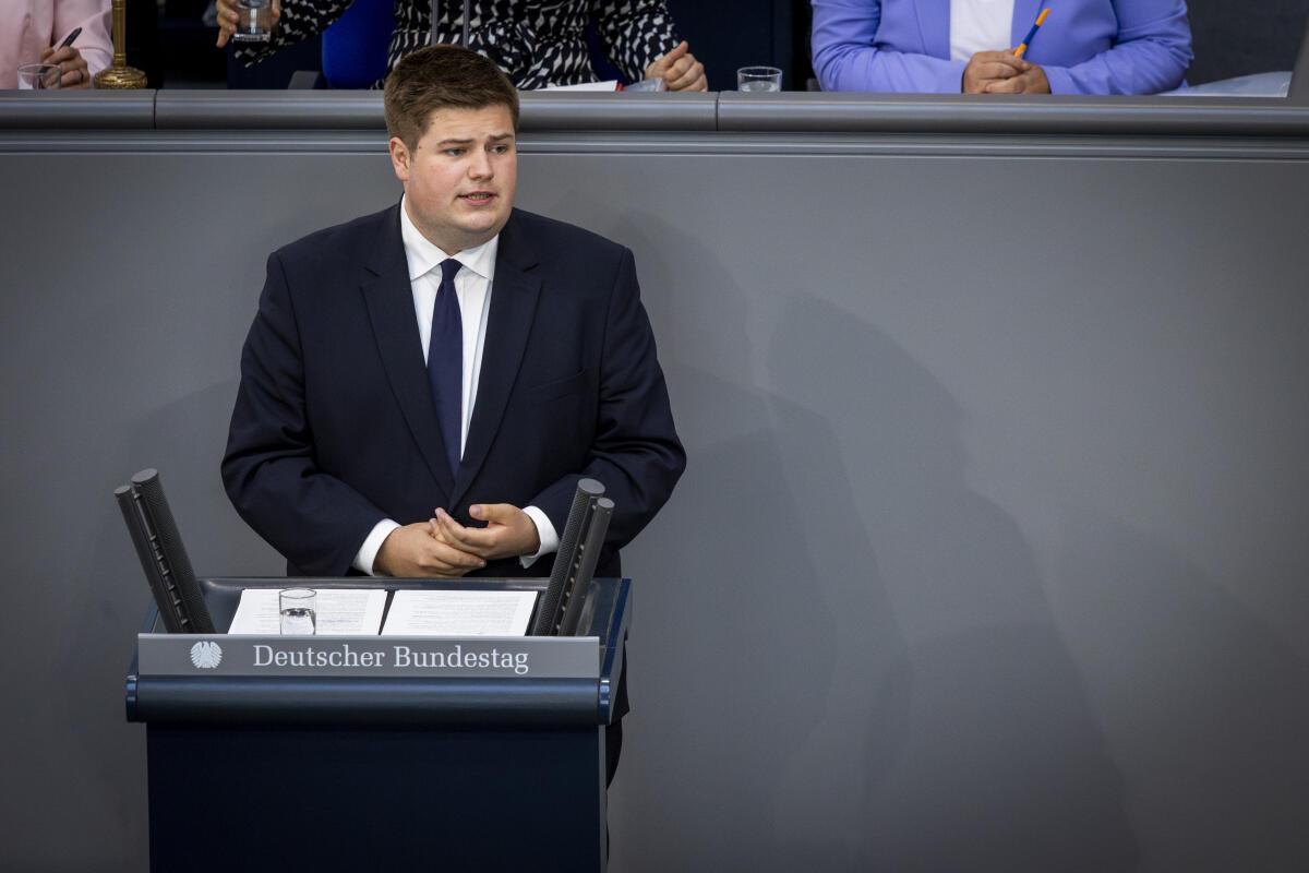 Johannes Volkmann, CDU/CSU, MdB, hält eine Rede TOP 13 "Bundeswehreinsatz in Kosovo" im Plenum. Volkmann, Johannes Johannes Volkmann, CDU/CSU, MdB, hält eine Rede TOP 13 "Bundeswehreinsatz in Kosovo" im Plenum.