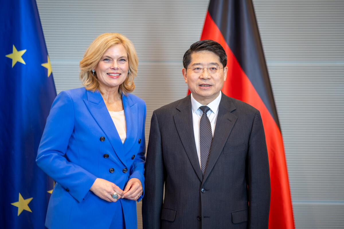 Bundestagspräsidentin Julia Klöckner (l), CDU/CSU, MdB, empfängt den Botschafter der Volksrepublik China, Deng Hongbo (r), zu einem Gespräch. Klöckner, Julia Bundestagspräsidentin Julia Klöckner (l), CDU/CSU, MdB, empfängt den Botschafter der Volksrepublik China, Deng Hongbo (r), zu einem Gespräch.