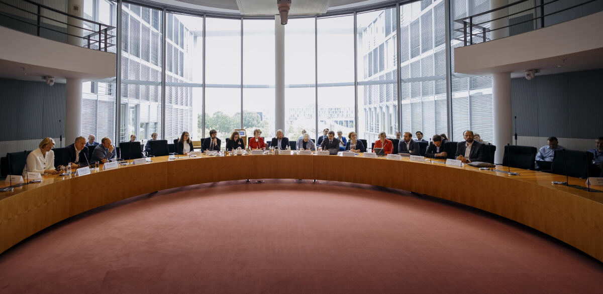 Maria Luís Albuquerque, Kommissarin für Finanzdienstleistungen, Finanzstabilität und die Kapitalmarktunion, zu Gast im Ausschuss für die Angelegenheiten der Europäischen Union. Blick in den Saal. Maria Luís Albuquerque, Kommissarin für Finanzdienstleistungen, Finanzstabilität und die Kapitalmarktunion, zu Gast im Ausschuss für die Angelegenheiten der Europäischen Union. Blick in den Saal.