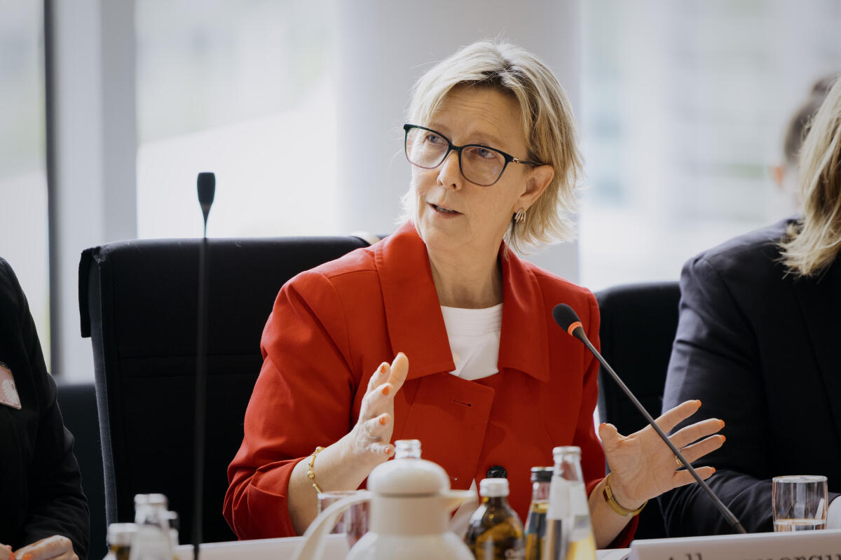 Maria Luís Albuquerque (im Bild), Kommissarin für Finanzdienstleistungen, Finanzstabilität und die Kapitalmarktunion, zu Gast im Ausschuss für die Angelegenheiten der Europäischen Union. Maria Luís Albuquerque (im Bild), Kommissarin für Finanzdienstleistungen, Finanzstabilität und die Kapitalmarktunion, zu Gast im Ausschuss für die Angelegenheiten der Europäischen Union.