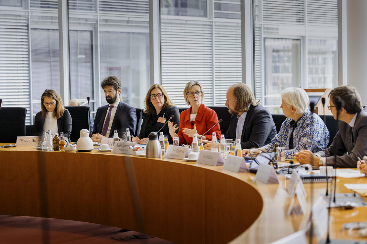 Maria Luís Albuquerque (m), Kommissarin für Finanzdienstleistungen, Finanzstabilität und die Kapitalmarktunion, zu Gast im Ausschuss für die Angelegenheiten der Europäischen Union unter Leitung des Vorsitzenden Dr. Anton Hofreiter (3vr), Bündnis 90/Die Grünen, MdB. Hofreiter, Anton Maria Luís Albuquerque (m), Kommissarin für Finanzdienstleistungen, Finanzstabilität und die Kapitalmarktunion, zu Gast im Ausschuss für die Angelegenheiten der Europäischen Union unter Leitung des Vorsitzenden Dr. Anton Hofreiter (3vr), Bündnis 90/Die Grünen, MdB.