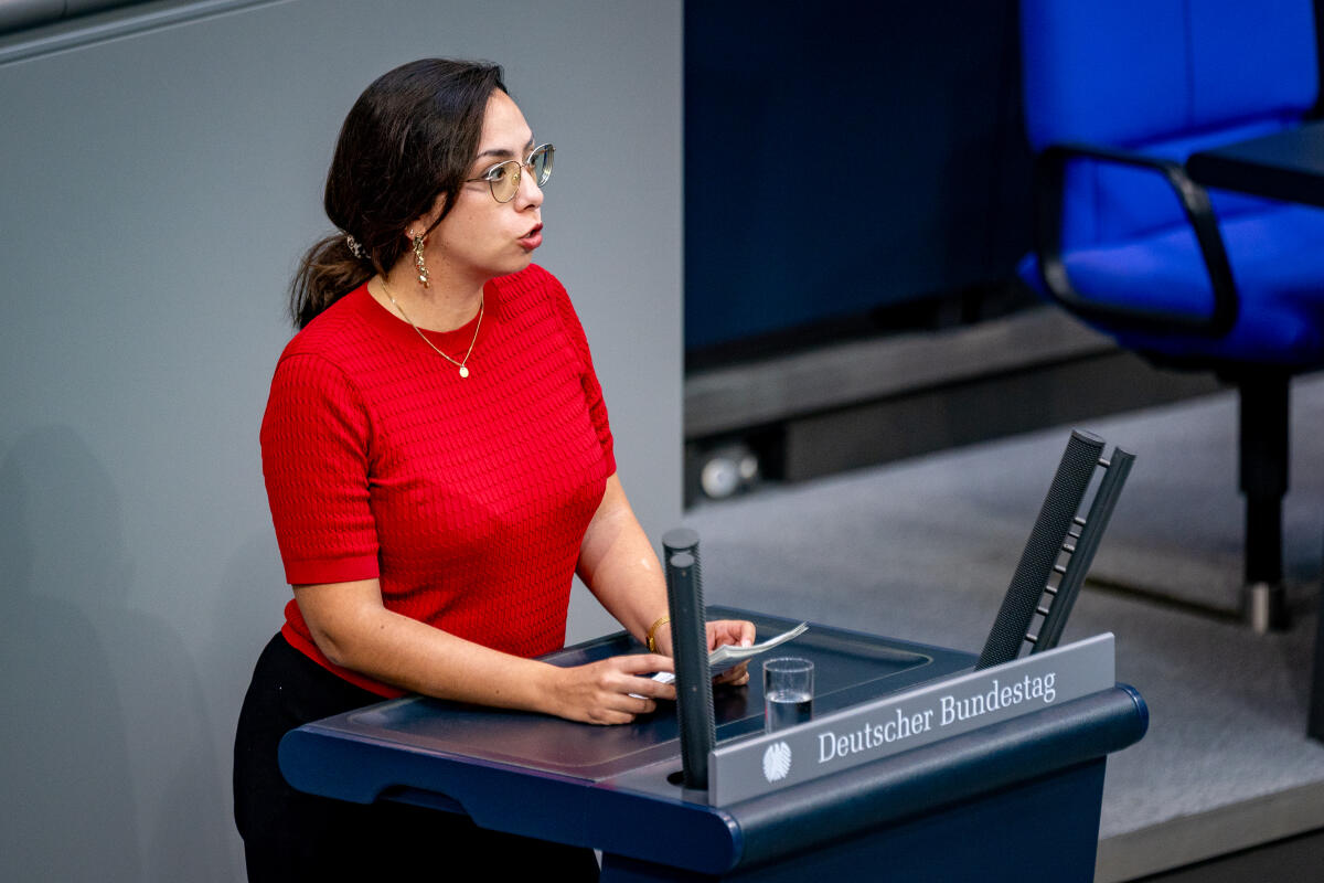Tamara Mazzi, Die Linke., MdB, hält eine Rede zum TOP 27 "Gesetz zum Verbot der Finanzierung von politischen Nichtregierungsorganisationen aus öffentlichen Mitteln" im Plenum. Mazzi, Tamara Tamara Mazzi, Die Linke., MdB, hält eine Rede zum TOP 27 "Gesetz zum Verbot der Finanzierung von politischen Nichtregierungsorganisationen aus öffentlichen Mitteln" im Plenum.
